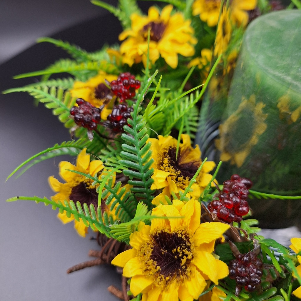 Tischkranz aus Birkenzweigen mit Kunst-Sonnenblumen2