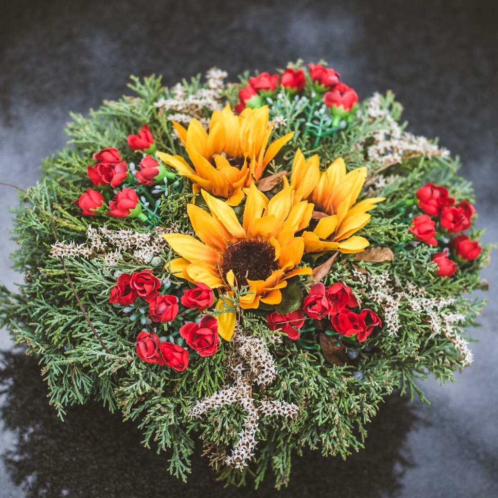 Tombstone compositions of cut flowers