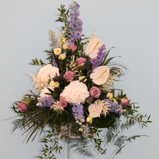 Decorative composition of cut flowers